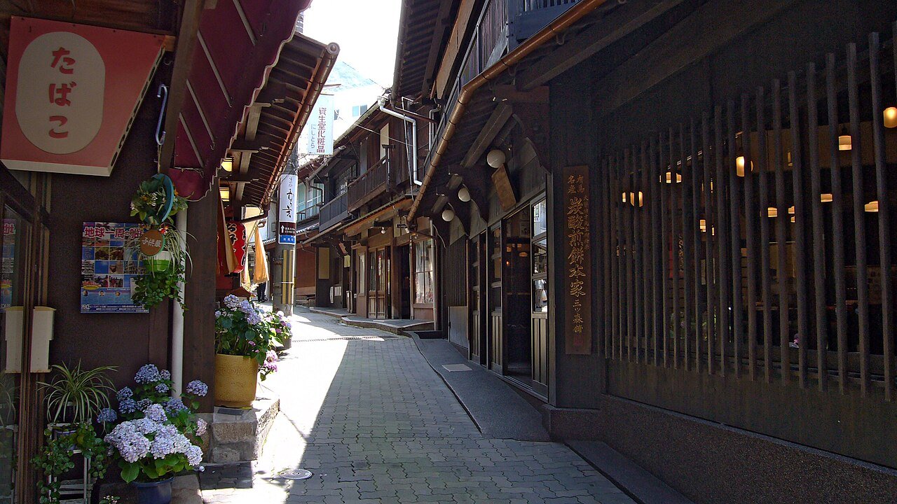 有馬温泉の湯本坂の、石畳の道と店の並ぶ町並み。