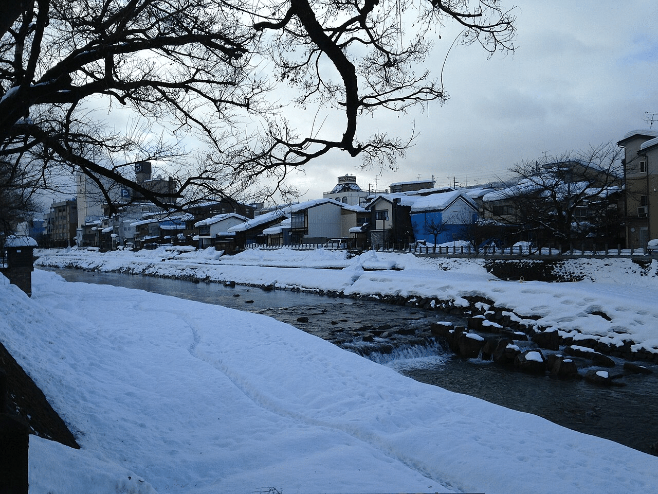 雪の積もった宮川の川岸の写真。