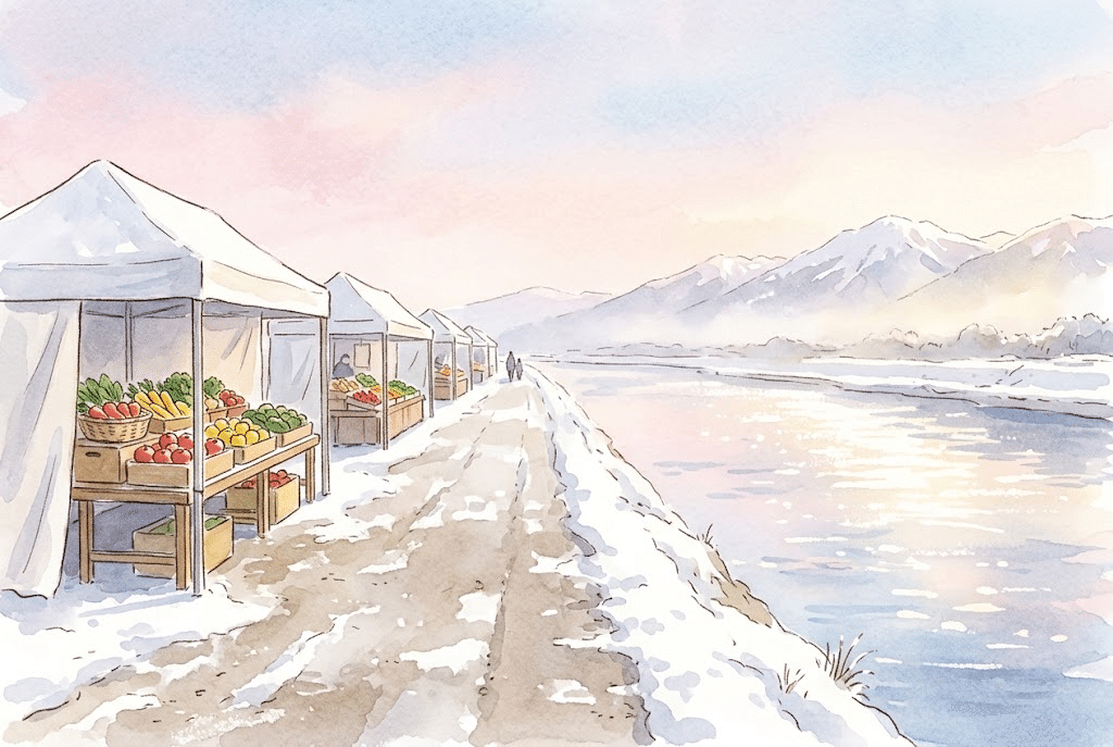 雪の朝、川沿いに朝市の露店が並ぶイメージのイラスト。