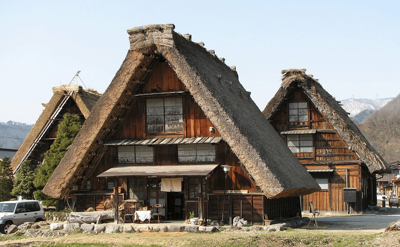 白川郷の合掌造りの家の写真。