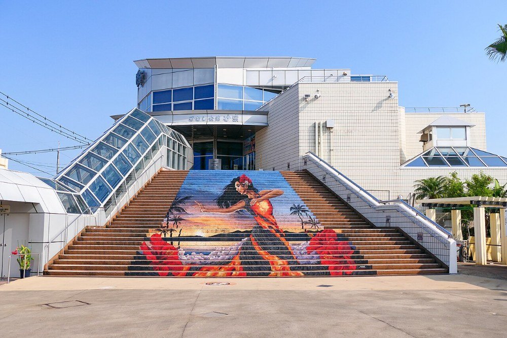 砂むし会館「砂楽」の建物の外観の写真。