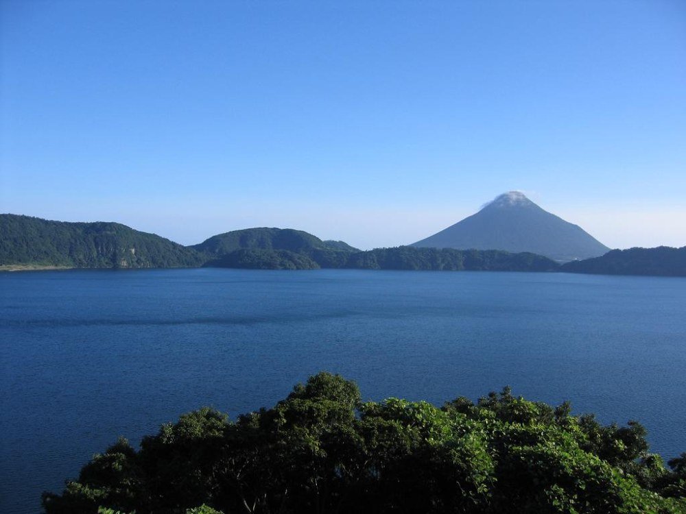 池田湖の湖畔から望む開聞岳の写真。