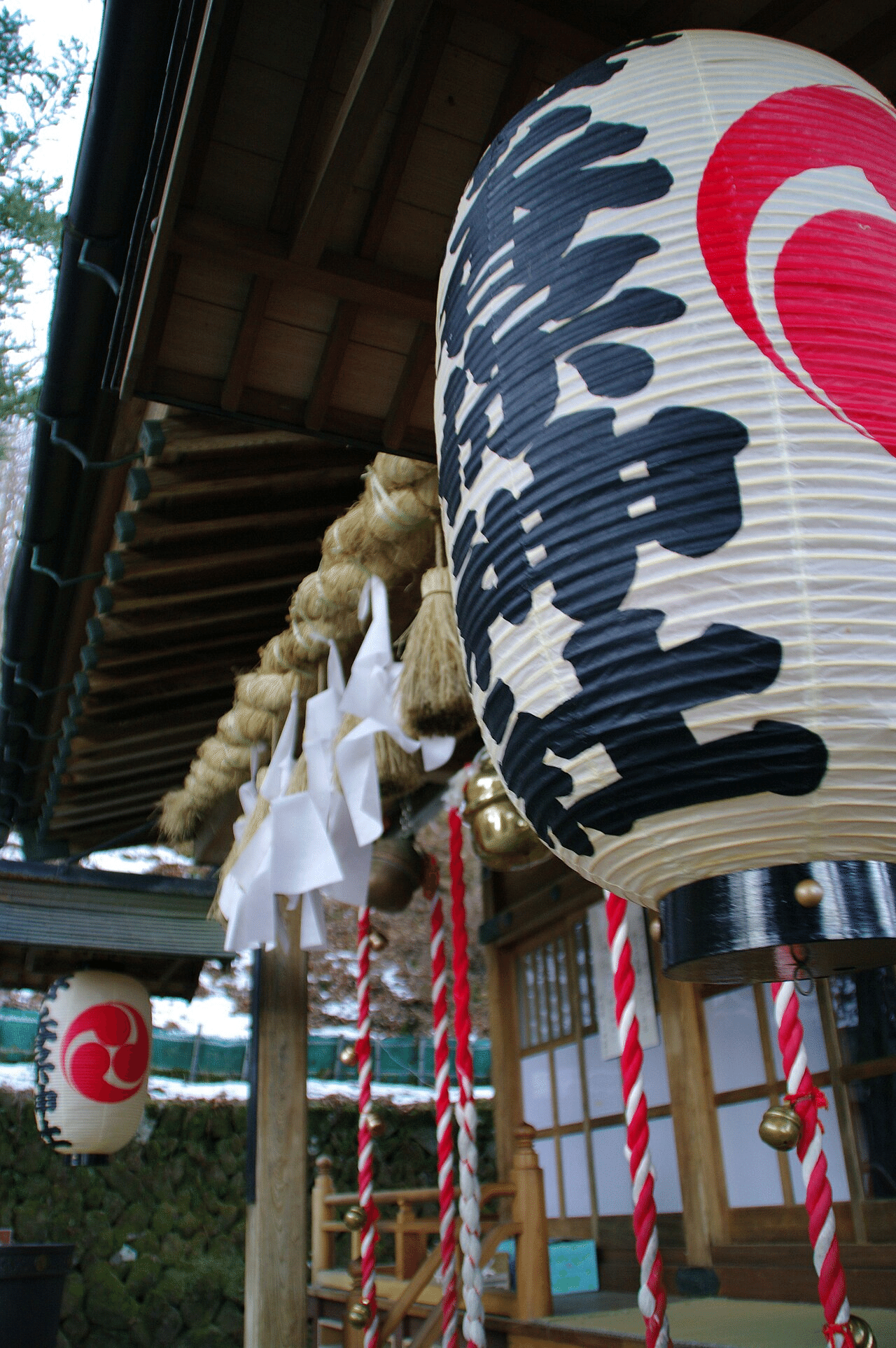 伊香保神社の提灯としめ縄の写真。