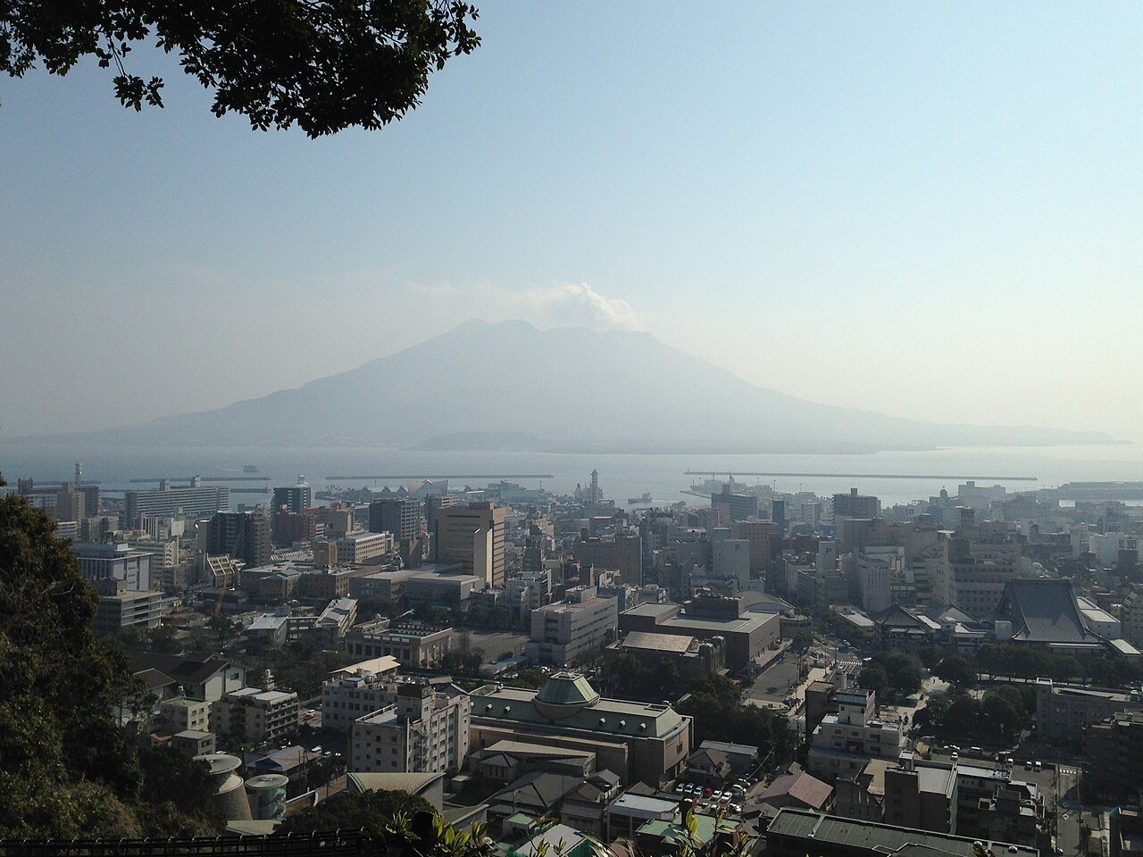 城山から見た鹿児島市街と錦江湾、桜島
