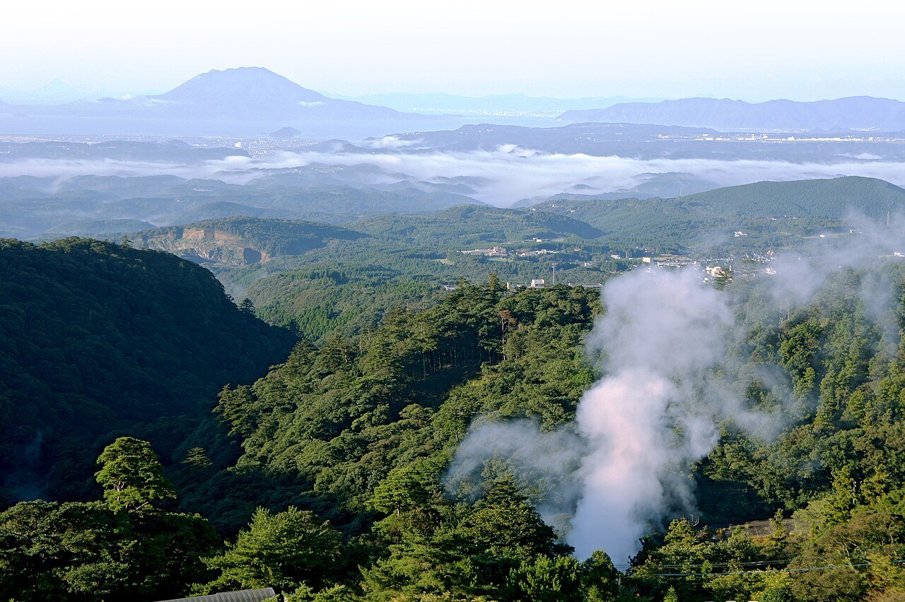 霧島温泉郷の林田温泉から見た桜島の写真。
