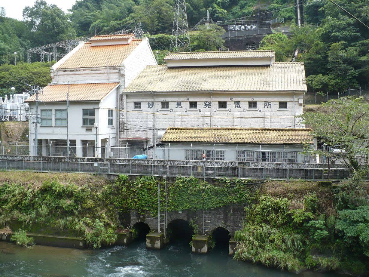 妙見温泉を流れる天降川と、川沿いの妙見発電所の写真。