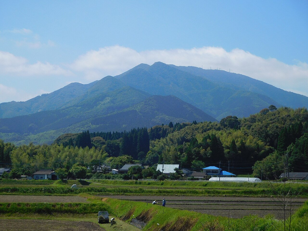 宮之城の田畑の向こうに見える紫尾山の写真。