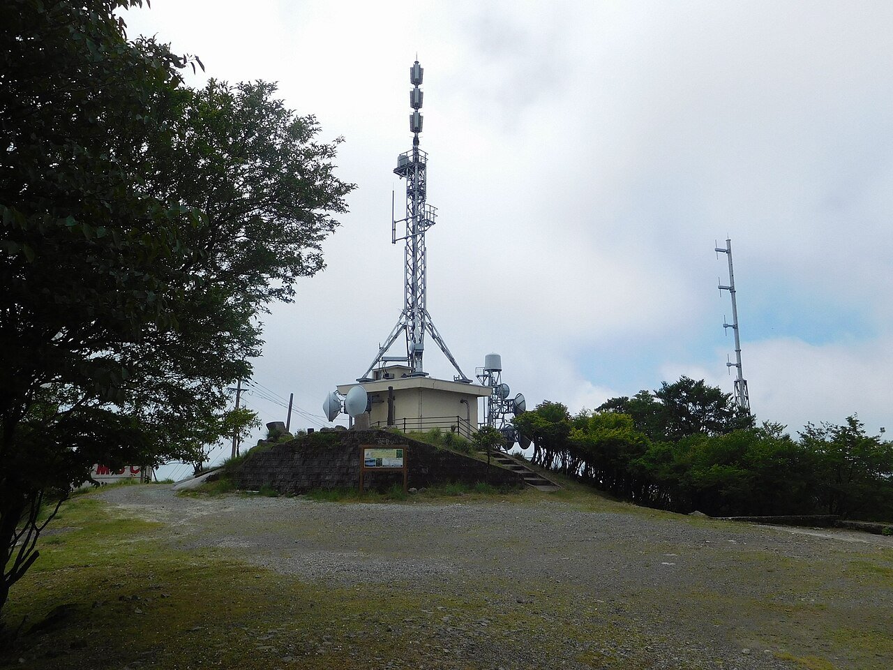 紫尾山の山頂の広場と電波塔の写真。