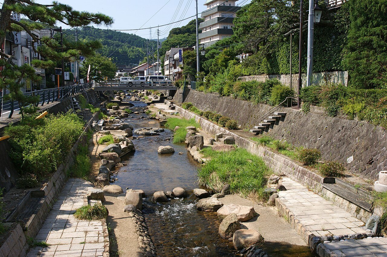 玉湯川の両岸に宿が並ぶ玉造温泉街の写真。