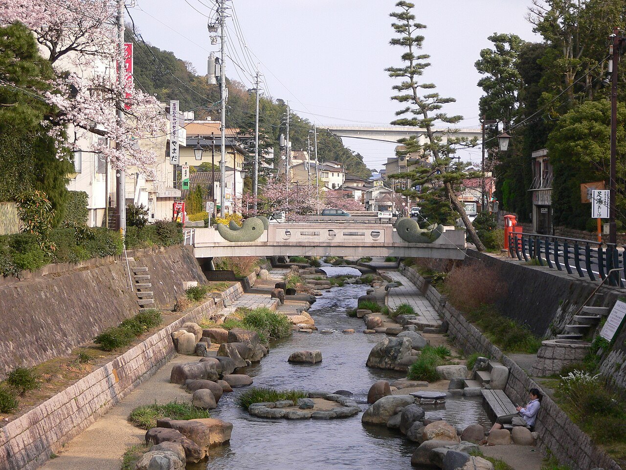 玉湯川と橋、川沿いの建物が写る玉造温泉の写真。
