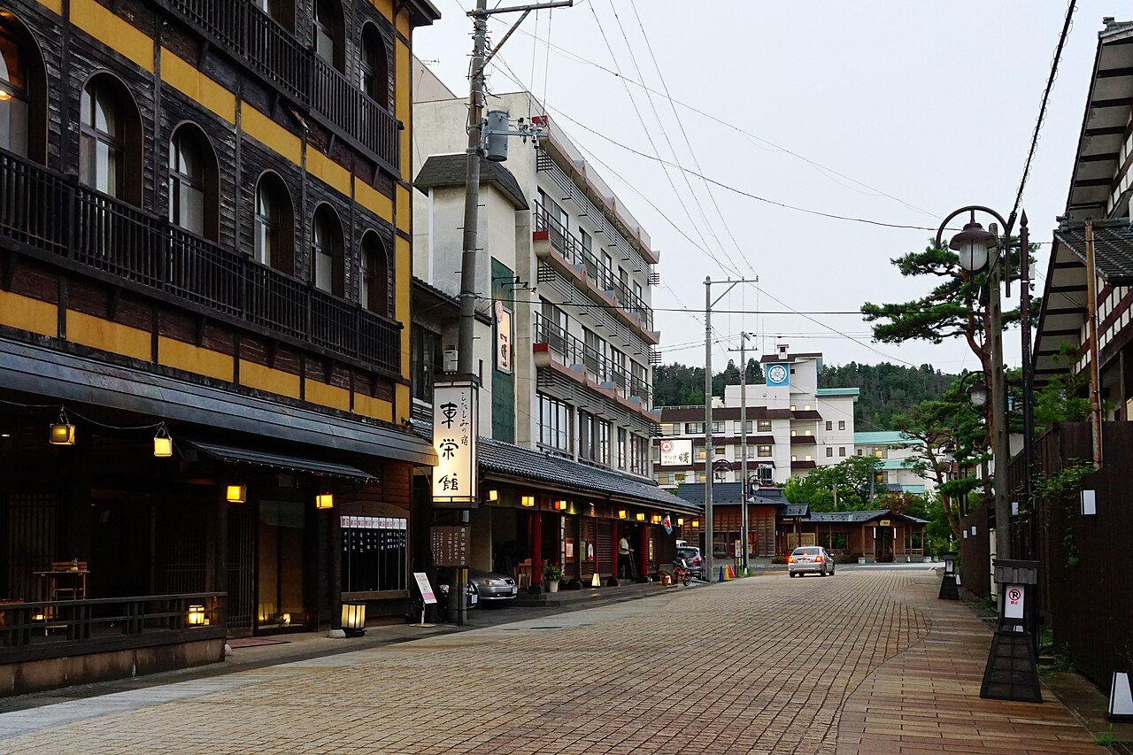 月岡温泉の温泉街の通りの写真。