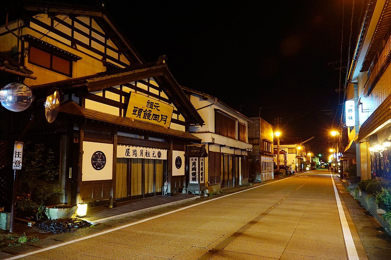 夜の月岡温泉の温泉街の写真。